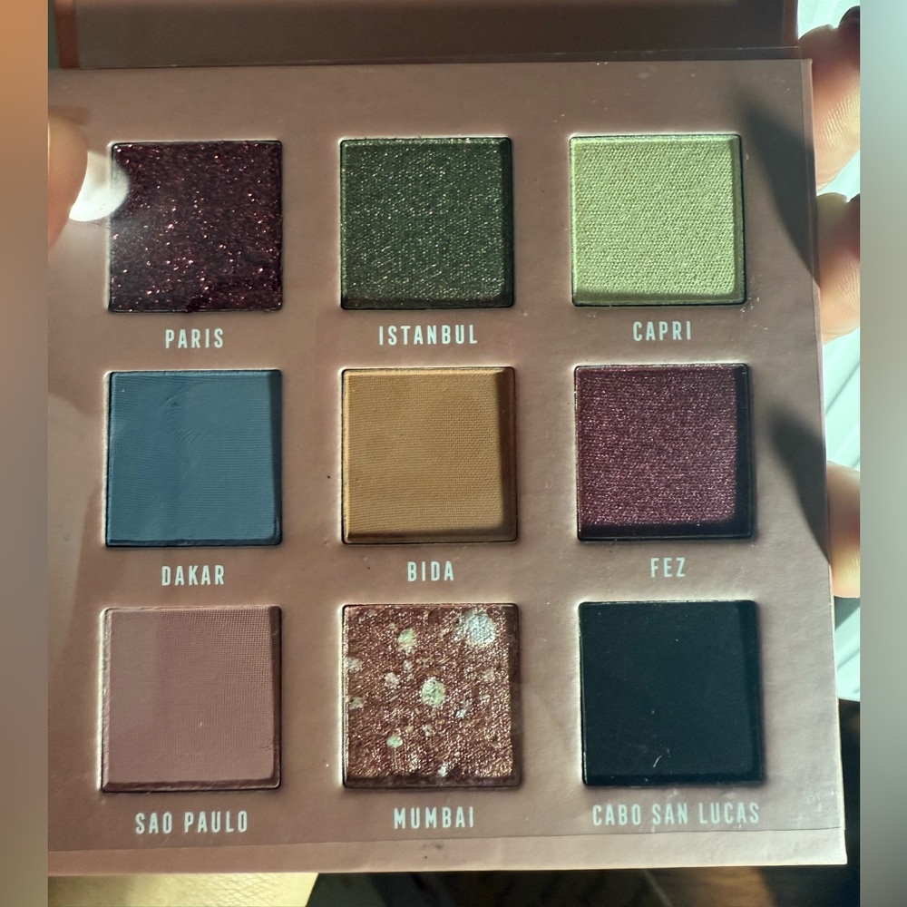 Bossy Style Meets Substance Eyeshadow Palette - Picture 5 of 7